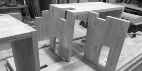Handgemaakte houten meubels met oog voor detail.