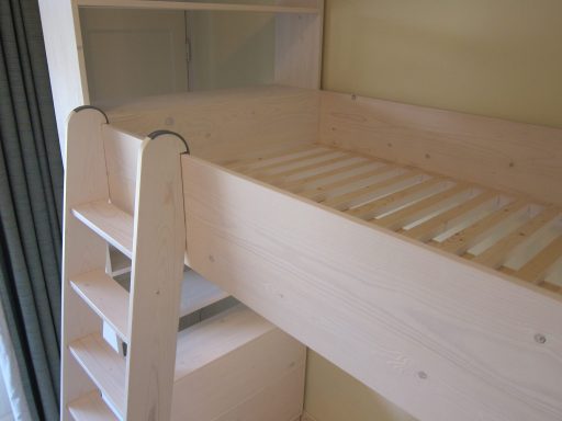 De trap hangt over de bed-leuning en is eenvoudig te verplaatsen