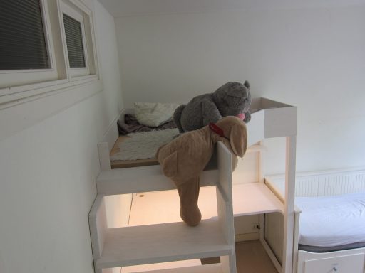 Lounge bed met een veilige trap om in het platvorm bed te klimmen