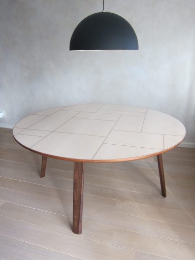 Het tafelblad heeft een diameter van 120 cm en is 75 cm hoog.
