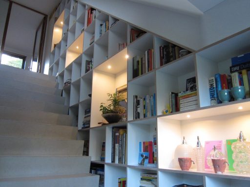 Boekenkast over twee verdiepingen langs de trap