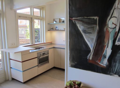 Het schilderij van beeldend kunstenaar Marieke Hunze, waarvan de kleuren terugkomen in de keuken